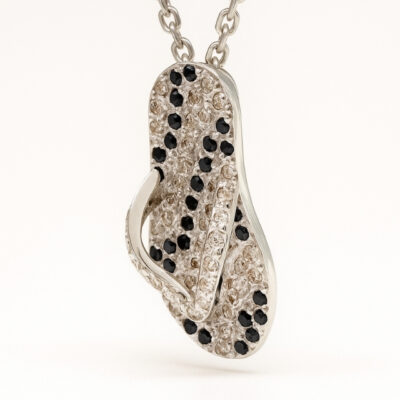 Dije Diamantesta Brasil en Oro Blanco 18K con Diamantes