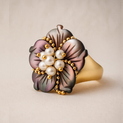 Sortija Love Pearl Pure Black Nacar y Perlitas en Oro Amarillo 18K