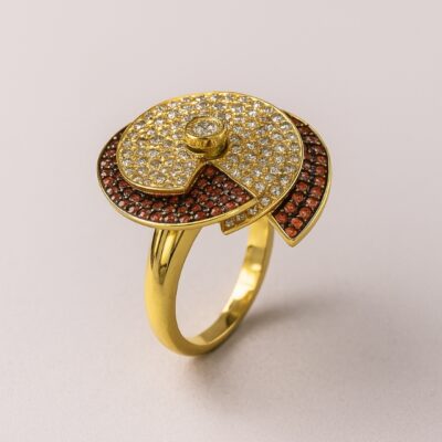 Sortija Biru Galaxtica en Oro Amarillo 18K con Mozambiques y Diamantes