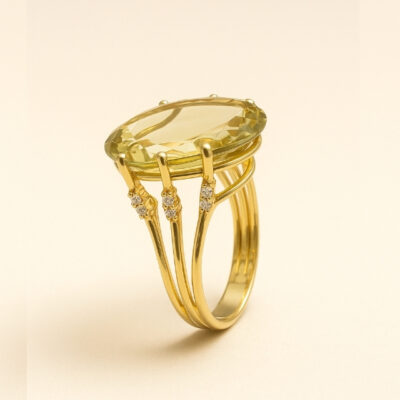 Sortija Biru Chhuqu en Oro Amarillo 18K con Cuarzo Verde y Diamantes