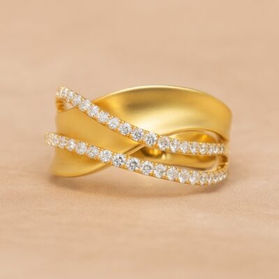 Sortija Diamantesta Satín en Oro Amarillo 18K con Diamantes