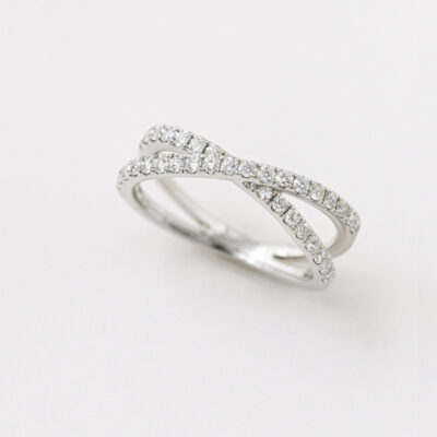 Sortija Diamantesta Lineal Cruzado en Oro Blanco18K con Diamantes