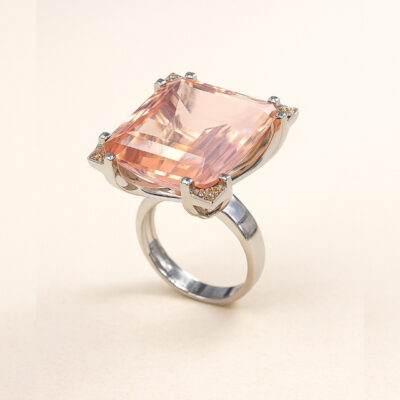 Sortija  Qhisqa Rosada  con Diamantes en Oro Blanco 18K.