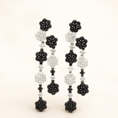 Aretes Rosetas Diamantesta en Oro Blanco 18k con Diamantes negros y blancos