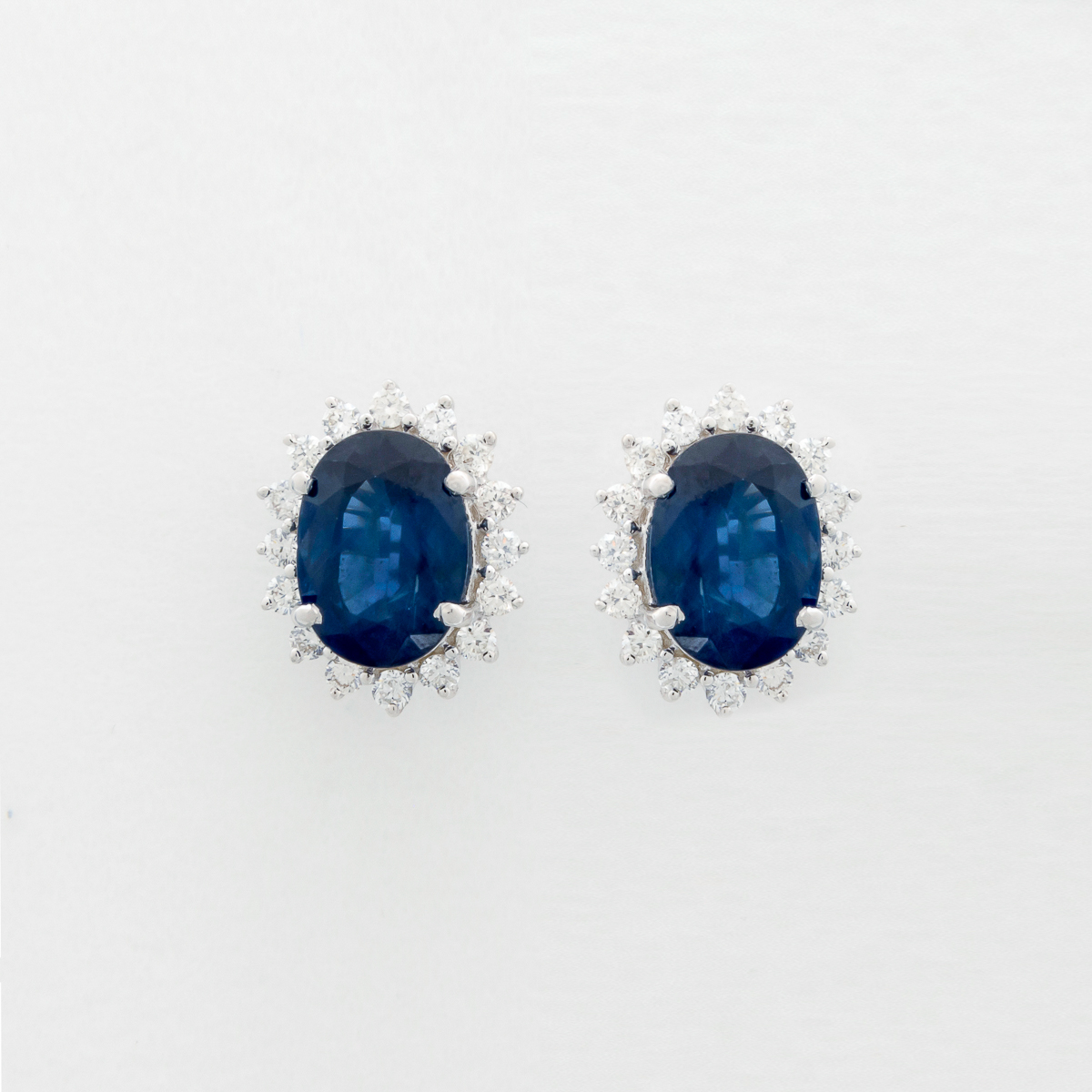 Aretes Biru en Oro Blanco 18k con Zafiro y Brillantes