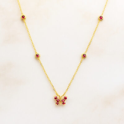 Collar Biru Mariposa en Oro Amarillo 18K con Rubí
