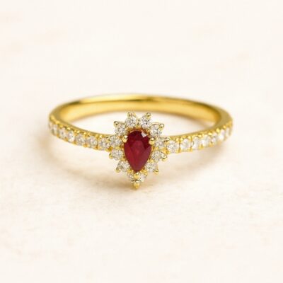 Sortija Biru en Oro Amarillo 18K con Rubí Pear y Diamantes