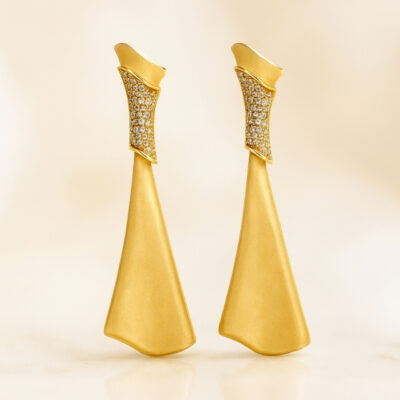 Aretes Largo Satinado Diamantesta en Oro Amarillo 18k con Brillantes