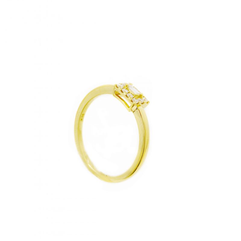 Sortija Diamantesta Rectangular en Oro Amarillo 18K con Diamantes