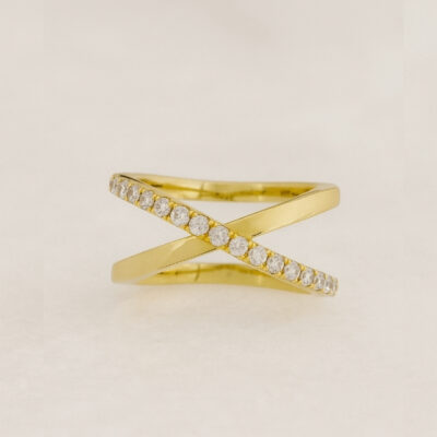 Sortija Diamantesta Cruzada en Oro Amarillo 18K con Diamantes