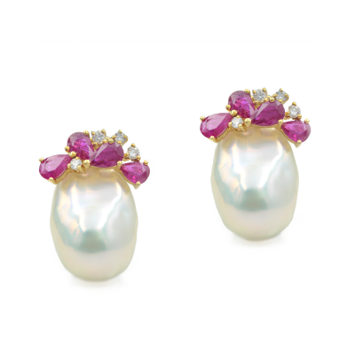 Aretes Love Pearls en Oro Amarillo 18k con Diamantes y Rubi
