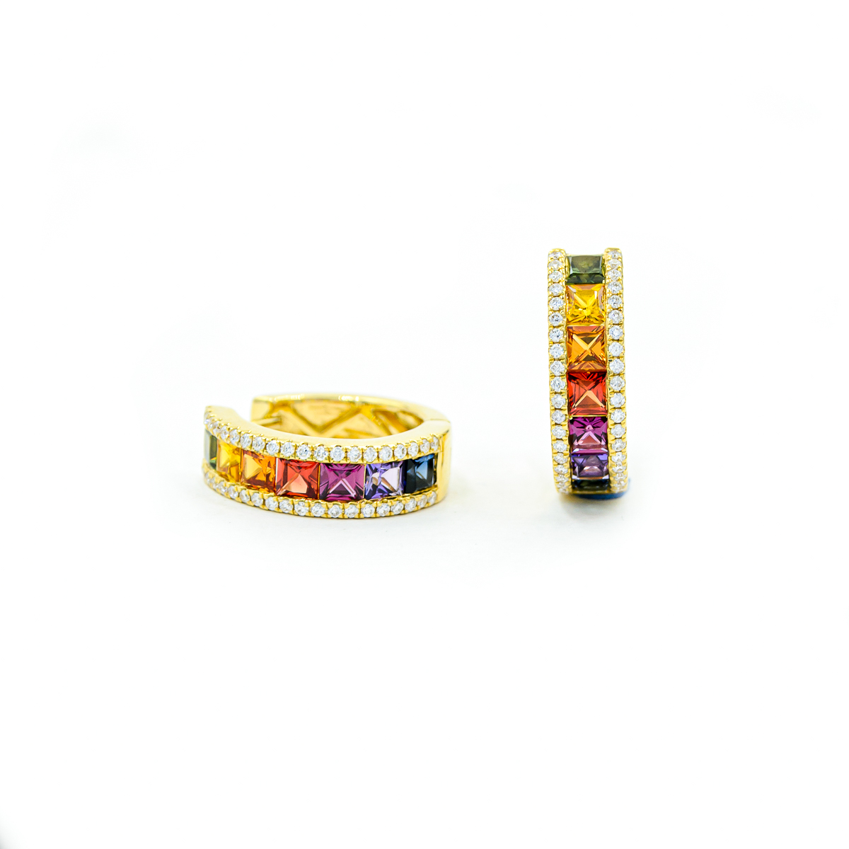 Argolla de Zafiros de colores con diamantes a los bordes en Oro Amarillo 18k