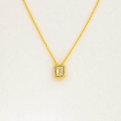 Collar con dije cuadrado en baguettes de diamantes en Oro Amarillo 18k