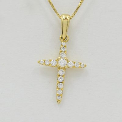 Dije Cruz con diamantes en oro amarillo 18K