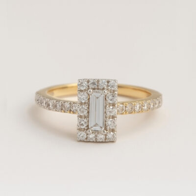 Solitario en oro amarillo 18K con diamantes en el aro y baguette