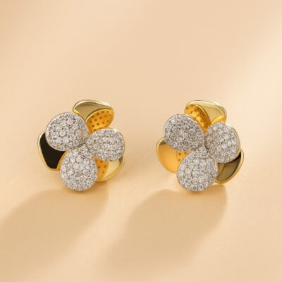 Aretes  modelo Flor con diamantes en oro amarillo 18K