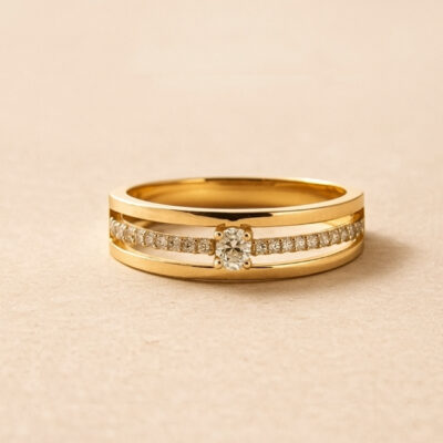 Sortija 3 lineas con brillante central  en oro amarillo 18K