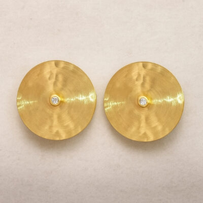 Aretes círculo con diamante en el centro en Oro Amarillo 18K