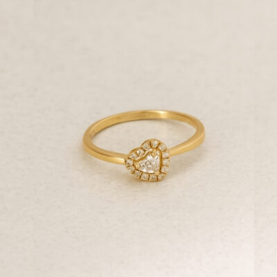 Anillo de corazón con borde de diamantes en oro amarillo 18k
