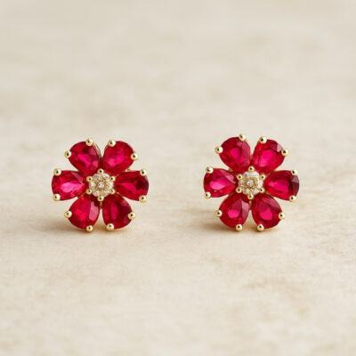 Aretes flor de rubí con diamantes en Oro amarillo 18K