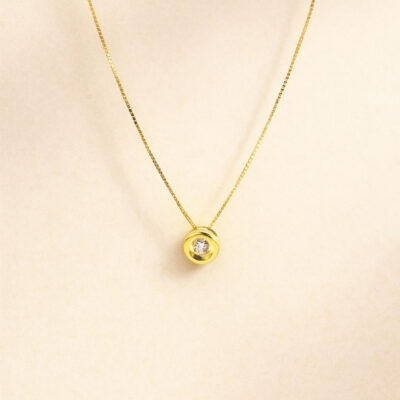 Collar diamante al bicel en  oro amarillo 18K