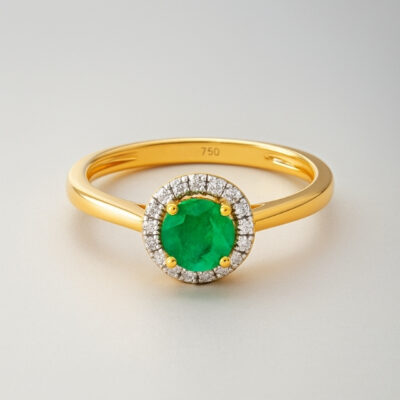 Sortija esmeralda redonda con diamantes en oro amarillo 18 K