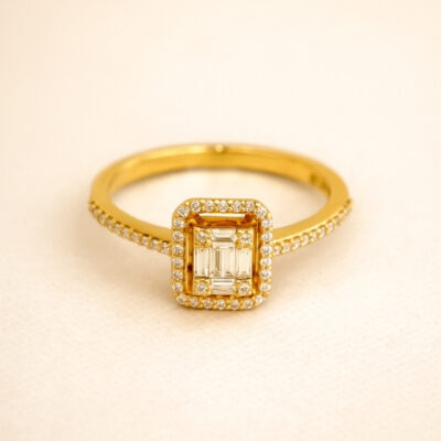 Sortija cuadrada con diamantes baguettes y brillantes en oro amarillo 18k