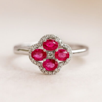 Sortija flores de rubíes oval y diamante en oro blanco 18k
