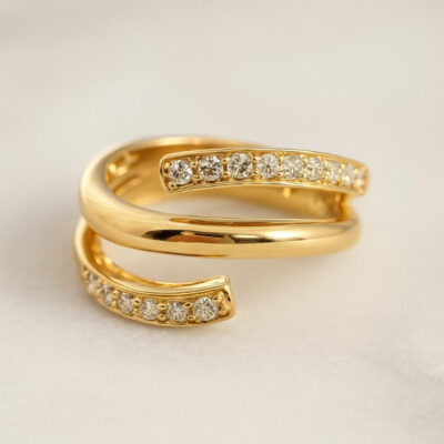 Sortija dos lineas curvas con diamantes	en oro amarillo 18k