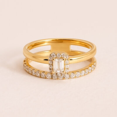 Sortija con diamante baguette y rivier en oro amarillo 18k