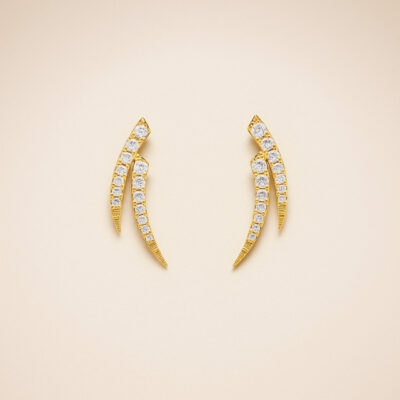 Orejeros Doble Hoja con Diamantes en Oro Amarillo de 18K.
