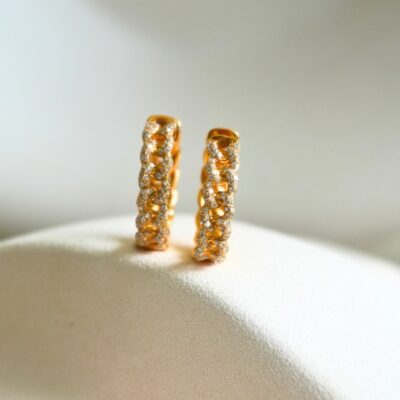 Huggies Trenzada Ovalada con Diamantes en Oro Amarillo de 18K.