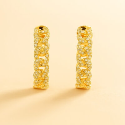 Huggies Trenzada Ovalada con Diamantes en Oro Amarillo de 18K.