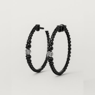 Argolla con Diamantes negros en Oro Blanco 18K.