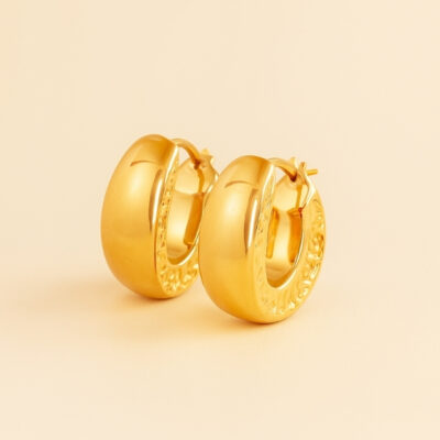 Argolla Ovalada inflada con borde Labrado en Oro Amarillo 18K.