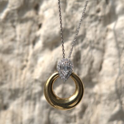 Collar Circulo en Oro Amarillo 18K con Gota de Brillantes en Oro Blanco 18K.