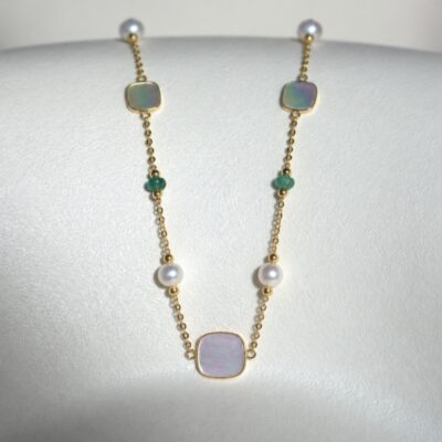 Collar con Esmeralda, Nácar y Perla Foupe en Oro Amarillo 18K.