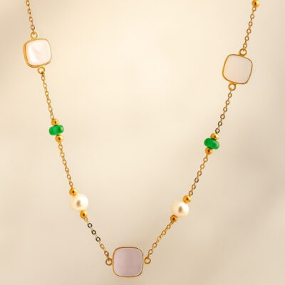 Collar con Esmeralda, Nácar y Perla Foupe en Oro Amarillo 18K.