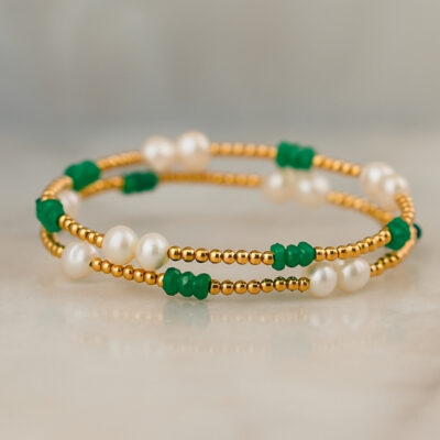 Brazalete de Bolitas elástica con Esmeraldas y Fowpe en Oro Amarillo 18K.