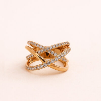 Sortija de varias líneas cruzadas, lisas y con Brillantes en Oro Amarillo 18K.