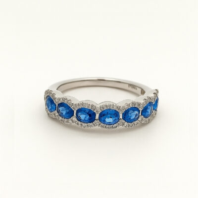 Sortija de Zafiros azules con Brillantes en Oro Blanco 18K.