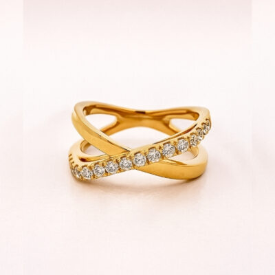 Sortija de 2 líneas cruzadas una lisa y una con Brillantes en Oro Amarillo 18K.