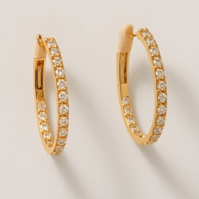 Argollas Ovalada con Diamantes en Oro Amarillo 18K.