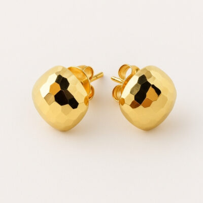 Aretes Botón cuadrado Diamantado en Oro Amarillo 18K.