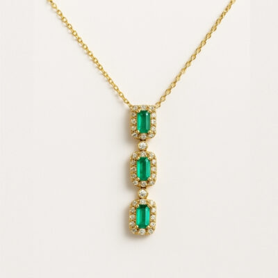 Collar Tres Esmeraldas con Diamantes en Oro Amarillo 18K.