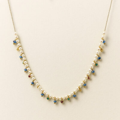 Collar de Perlas con dijes de Záfiros, Rubies, Esmeraldas y Diamantes al Bicel en Oro Amarillo  18K.