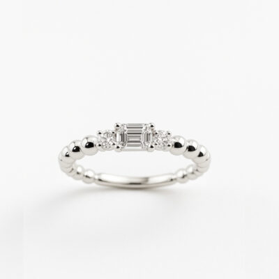 Sortija con incrustaciones con diamantes en Oro Blanco 18K