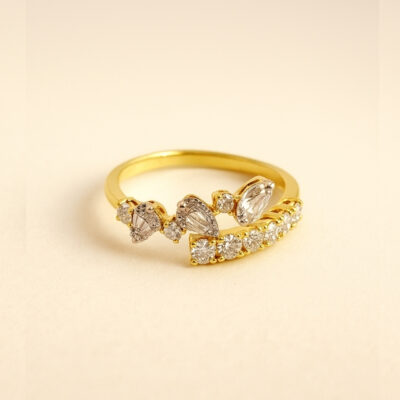 Sortija con incrustaciones con diamantes en Oro Amarillo 18K