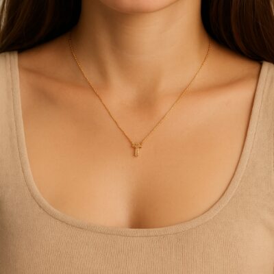 Collar con dije de letra T en  Plata 925 bañado en oro.