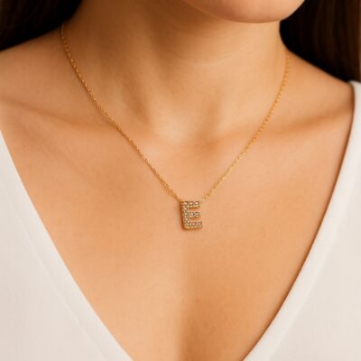 Collar con dije de letra E en  Plata 925 bañado en oro.